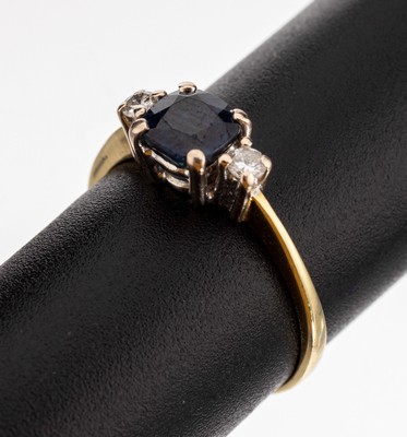 14 kt Gold Saphir-Brillant-Ring, GG/WG 585/000, Ringkopf WG, ovalfacett. Saphir ca. 0.80 ct, 2 Brillanten zus. ca. 0,10 ct Weiß/si-p, RW 55, ca. ...