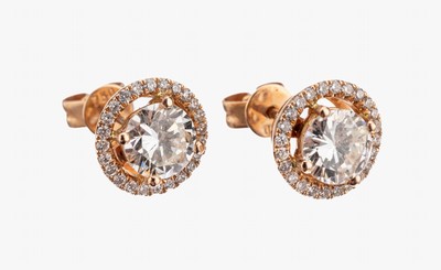 Paar 18 kt Gold Brillant-Ohrstecker, RG 750/000, 2 Brillanten zus. ca. 1.41 ct Weiß-l.get.Weiß/vs-si, umgeben von Kranz aus Brillanten zus. ca. ...