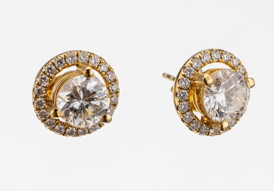 Paar 18 kt Gold Brillant-Ohrstecker, GG 750/000, 2 Brillanten zus. ca. 2.0 ct Weiß-l.get.Weiß/vs-si, umgeben von Kranz aus Brillanten zus. ca. ...