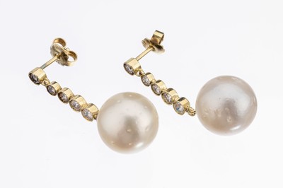 Paar 14 kt Gold Perl-Brillant-Ohrgehänge, GG 585/000, 2 weisse Südseezuchtperlen D ca. 13.1 mm, nat. Merkmale, 10 Brillanten zus. ca. 0.50 ct ...