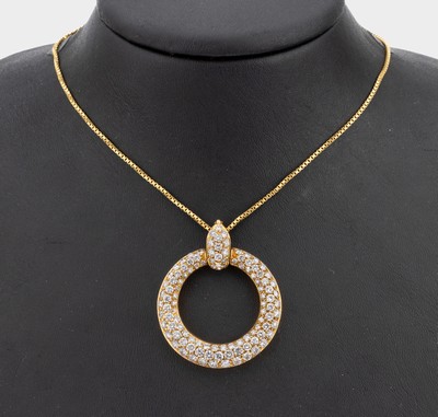 18 kt Gold Diamant-Clipanhänger, GG 750/000gepr., rund, 84 Brillanten und 27 Diamanten zus. ca. 6.0 ct Weiß/si-p, D. ca. 3.5 cm, an Kette, GG ...