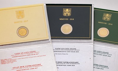 Konvolut 24 2 Euromünzen, Vatikan 2004 -2021, versch. Motive, jeweils in Münzbrief mit Beschreibung, pol. Platte