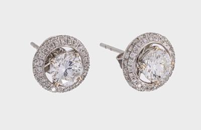Paar 18 kt Gold Brillant-Ohrstecker, WG 750/000, 1 Brillant 0.50 ct hochfeines Weiß E/lr und 1 Brillant 0.50 ct feines Weiß G/lr, beide Brillanten ...