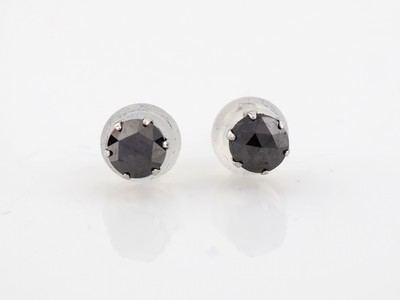 Paar Platin Diamant-Ohrstecker, Pt gepr., 2 schwarze Diamanten zus. ca. 0.50 ct