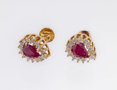 Paar 18 kt Gold Rubin-Brillant-Ohrstecker, GG 750/000, 2 facett. Rubin-Tropfen zus. ca. 1.20 ct, 30 Brillanten zus. ca. 0.50 ct Weiß/si-p1, ...