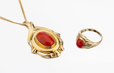 14 kt Gold Korallen-Schmuckset, GG 585/000,best. aus: 1 Ring, RW 55, ovaler Korallen- Cabochon, und 1 Anhänger, geschwungene Rahmung, ovaler ...