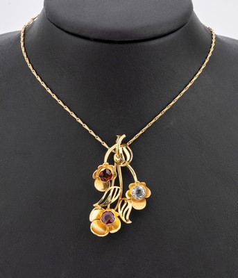 14 kt Gold Farbstein-Anhänger, GG 585/000, 1950er Jahre, abstrakte Darstellung von Blumen, 1 rundfacett. Aquamarin, 1 rundfacett.Granat und 1 ...