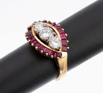 18 kt Gold Brillant-Rubin-Ring, GG 750/000,qualitätvolle Verarbeitung, mittig 3 Brillanten zus. ca. 1.10 ct Weiß- l.get.Weiß/vs, Rubin-Carrees ...