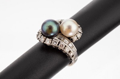18 kt Gold Perl-Diamant-Ring, WG 750/000, geschwungen, mittig 2 Zuchtperlen, 1 x Akoyazuchtperle, D. ca. 7.7 mm, 1 x Tahitizuchtperle, D. ca. 7.6 ...