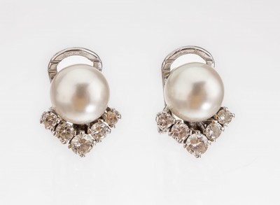 Paar 18 kt Gold Perl-Brillant-Ohrclips, WG 750/000, 2 Akoyazuchtperlen, D. ca. 8.7 mm, 10Brillanten zus. ca. 0.90 ct Weiss/si, ca. 6.9 g