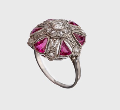 Platin Art Deco Diamant-Farbstein-Ring, um 1930, Pt gepr., Ringkopf durchbrochen, 1 Altschliffdiamant und 15 Diamantrosen zus. ca.0.30 ct, synth. ...