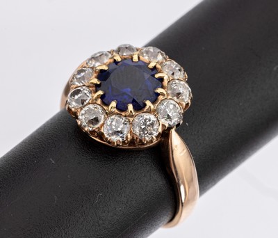 18 kt Gold Diamant-Synthesen-Ring, um 1900, GG 750/000 gepr., mittig saphirf. Synthese, umgeben von 11 Altschliffdiamanten zus. ca. 1.50 ct ...