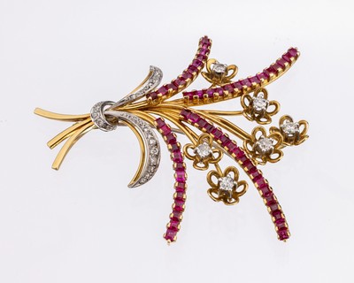 18 kt Gold Diamant-Rubin-Brosche, 1950/60er Jahre, GG/WG 750/000, Darstellung eines Blumenstrau?, 28 8/8-Diamanten und Altschliffdiamanten zus. ca. ...
