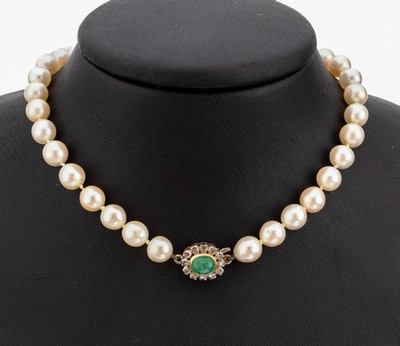 Zuchtperl-Collier mit 18 kt Gold Smaragd- Diamant-Schmuckschliesse, GG 750/000, 52 Akoyazuchtperlen, D. ca. 7.2 mm, Steckverschluss mit ovalem ...