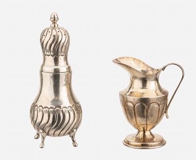 Zuckerstreuer und Sahnegiesser, 925er Silber, Mexiko, Zuckerstreuer bauchig mit geschwungener Godronierung, H. ca. 19 cm, Sahnegiesser mit ...