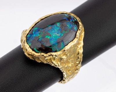 18 kt Gold Opal-Ring, GG 750/000, 1960er Jahre, schwere massive Ausführung, Ringschienestrukturiert, ovaler Boulder-Cabochon ca. 14 ct, RW 55, ca. ...