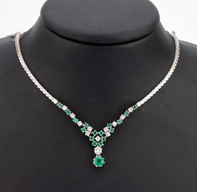 14 kt Gold Smaragd-Brillant-Collier, WG 585/000, Mittelteil mit 17 rundfacett. Smaragden zus. ca. 1.50 ct, 14 Brillanten zus. ca. 0.85 ct Weiss/si, ...