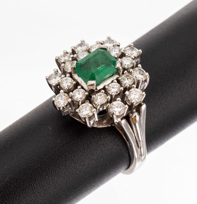 18 kt Gold Smaragd-Brillant-Ring, WG 750/000, mittig erhaben gefasster Smaragd im Treppenschliff ca. 0.80 ct, 20 Brillanten zus. ca. 1.05 ct ...
