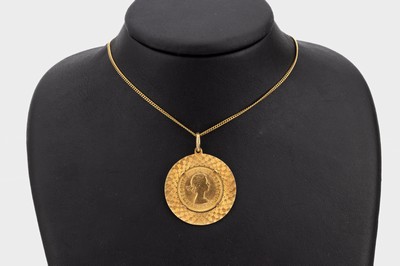 14 kt Gold Münz-Anhänger, GG 585/000, lose gefasste Goldmünze, Sovereign, England 1958, Rahmung grav., D. ca. 3.5 cm, an Kette, GG 750/000, L. ...