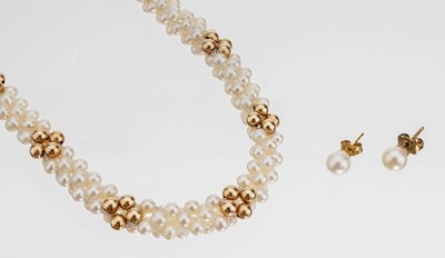 Zuchtperl-Collier mit 14 kt Gold Schliesse, GG 585/000, mehrreihig gestrickt, Akoya-Zuchtperlen, 24 kl. Goldkugeln, L. ca. 45.5 cm, Steckverschluss, ...