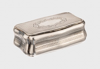 Tabakdose, 800er Silber, Österreich, um 1900, geschwungene Grundform, fein grav., innen verg., Deckel mit freiem Monogrammfeld, ca. 9 x 5 cm, ca. ...