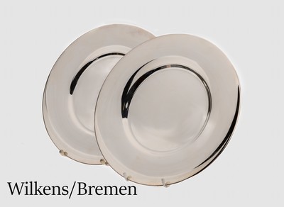 12 Platzteller, versilbert, Wilkens/Bremen,schlichtes zeitloses Design, D. ca. 30 cm, sign., min. Gebr.-Spuren, jeder Teller in Textilhülle, NP: ...