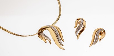 14 kt Gold Diamant-Schmuck, GG 585/000, best. aus: Collier, L. ca. 43 cm, Kastenschloss mit Sicherheitsacht, und 1 Paar Ohrstecker, geschwungene ...