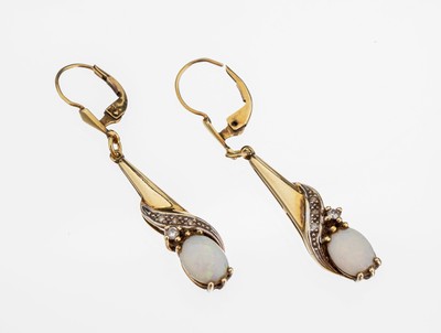 Paar 14 kt Gold Opal-Diamant-Ohrhänger, GG 585/000, längliche bewegl. Abhängung, 2 ovale Opal-Cabochons, kl. Diamanten, L. ca. 4.2 cm, ca. 4.5 g