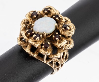 14 kt Gold Opal-Granat-Ring, 1950er-60er Jahre, GG 585/000, aussergewöhnliche Gestaltung, mittig ovaler Opal-Cabochon, 8 rundfacett. Granate, 1 ...