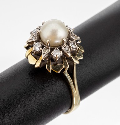 14 kt Gold Perl-Diamant-Ring, GG 585/000, mittig Akoyazuchtperle, D. ca. 7.4 mm, umgebenvon 6 Brillanten und 6 8/8-Diamanten zus. ca. 0.36 ct ...