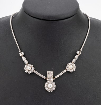 14 kt Gold Diamant Zuchtperl Collier, WG 585/000 und GG 585/000 rhod., Mittelteil mit blütenförm. Elementen, 3 weisse Zuchtperlchen ca. 5 - 8 mm, ...