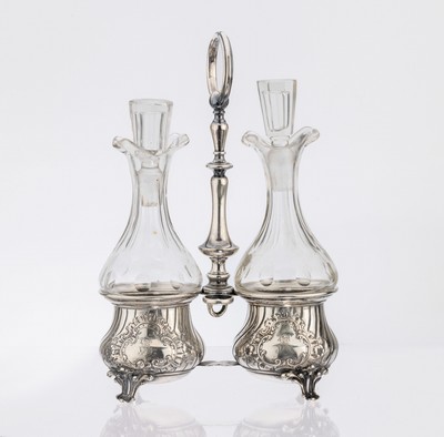 Menage für Essig und Öl, Österreich Wien, 1872-1922, bauchige Form, gedrehte Godronierung, Rocaillen und Akanthusblatt, Besitzermonogramm EK ...