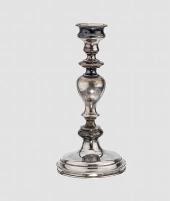 Kerzenleuchter, 13-Lot Silber, Österreich wohl 1831, balusterförmig, Standfuß leicht verzogen, Monogram EJ ligiert, H. ca. 21 cm, ca. 146.7 g, ...