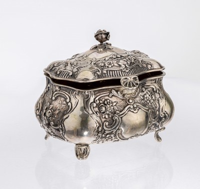 Zuckerdose, 800er Silber, deutsch, wohl Hanau um 1900-20, bauchige Grundform, reiches Dekor mit Blüten und Voluten, Handhabe plastische Blüte, ...
