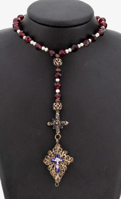 Rosenkranz, um 1830, wohl Schwäbisch Gmünd,Silber und Silbersud, Kreuz und Vaterunser -Kugeln filigran gearbeitet, Kette, sek., aus granatfarb. ...