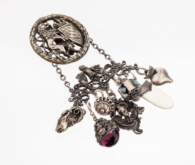 Damen Charivari, Silber gepr., um 1900, wohl München, Oberteil mit stehendem Löwen undWappen, bewegl. Abhängungen in versch. Formen,teilw. mit ...