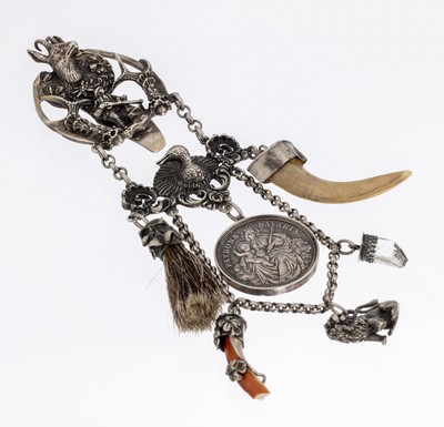Prunkvolles Charivari, Silber gepr., deutsch, Bayern, um 1850-60, Oberteil mit plastischem Ziegenkopf, Jäger und Geweih, bewegl., Abhängungen mit ...