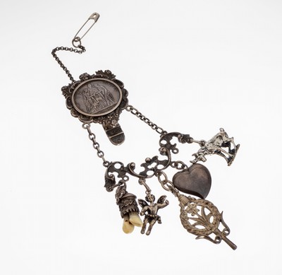 Charivari, 835er Silber, deutsch, 1930er Jahre, Oberteil mit gefasster Medaille "Matrimonio Coniuncti". Abhängungen in versch.Formen und ...