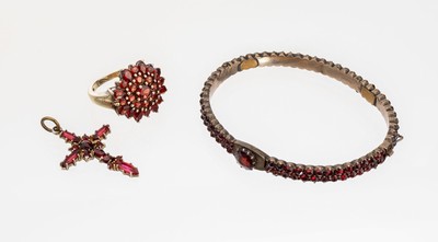 Konvolut Granat-Schmuck, um 1900, Metall, best. aus: 1 Armreif, ca. 6 x 5 cm, Klappscharnier, Kastenschloss mit Sicherheitsacht, 1 Ring, RW 60, und ...