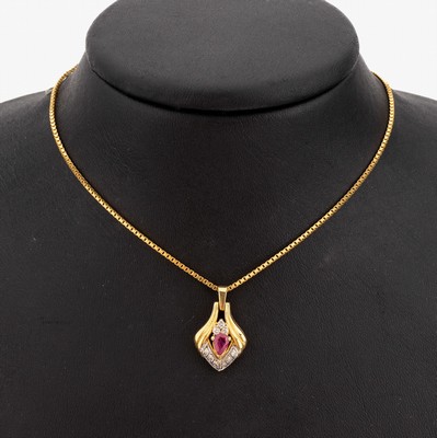 14 kt Gold Rubin-Brillant-Anhänger, GG/WG 585/000, mittig facett. Rubin-Tropfen ca. 0.20 ct, 9 Brillanten zus. ca. 0.20 ct Weiss/p,an Kette, GG ...