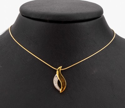 14 kt Gold Diamant-Anhänger, GG 585/000, geschwungen, 2 kl. 8/8-Diamanten in rhod. Fassung, an Kette, GG 585/000, L. ca. 43 cm, ca. 4.9 g