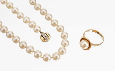 Zuchtperl-Schmuckset, GG 585/000, best. aus: 1 Ring, Zuchtperle, D. ca. 8.3 mm, RW 54,ca. 4.5 g, 1 Collier, Schliesse GG 585/000, 2 kl. ...