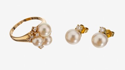 14 kt Gold Zuchtperl-Brillant-Schmuckset, GG 585/000: Ring mit 3 Zuchtperlen, D. ca. 5.7-6.8 mm, 7 Brillanten zus. ca. 0.18 ct Weiss/si, RW 56; Paar ...