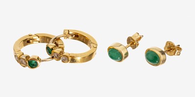 Konvolut 2 Paar Ohrstecker: 1 x 14 kt Gold, GG 585/000 mit 2 ovalen Smaragd-Cabochons zus. ca. 0.20 ct, 1 x 18 kt Gold, GG 750/000, Creolen, 2 ...