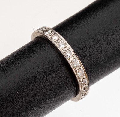 14 kt Gold Brillant-Ring, WG 585/000, 15 Brillanten zus. ca. 0.40 ct Weiß/si, RW 57, ca. 3.3 g