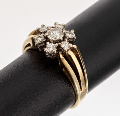 14 kt Gold Brillant-Ring, GG/WG 585/000, Ringkopf WG, Aufbau in mehreren Ebenen, 7 Brillanten zus. ca. 0.55 ct (grav.) l.get. Weiss/si, RW 57, ca. ...