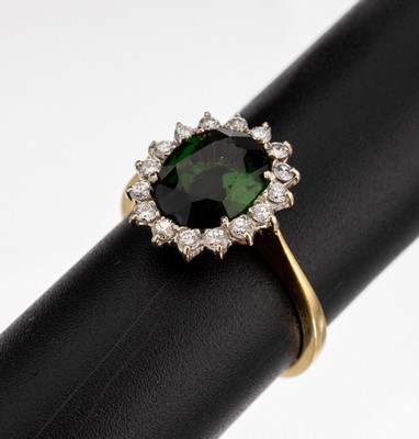 18 kt Gold Turmalin-Brillant-Ring, GG/WG 750/000, Ringkopf WG, mittig ovalfacett. Turmalin ca. 2.80 ct, von sehr schöner Farbe, umgeben von 16 ...