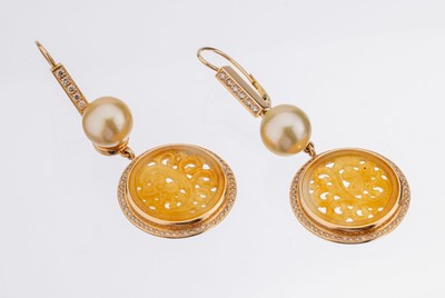 Paar 18 kt Gold Brillant-Perl-Jade-Ohrhänger, GG 750/000, länglich bewegl., 128 Brillanten zus. ca. 0.76 ct l.get.Weiss/si, 2 leicht goldfarb. ...