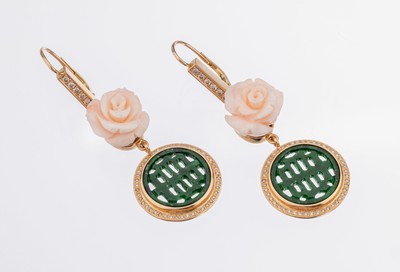 Paar 18 kt Gold Brillant-Korallen-Jade- Ohrhänger, GG 750/000, länglich beweglich, 106 Brillanten zus. ca. 0.53 ct Weiss/si, 2 vollplastisch ...