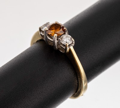 14 kt Gold Brillant-Ring, GG/WG 585/000, Ringkopf WG, mittig erhaben gefasster Brillantca. 0.40 ct fancy orange (beh.), 2 Brillanten zus. ca. 0.25 ...